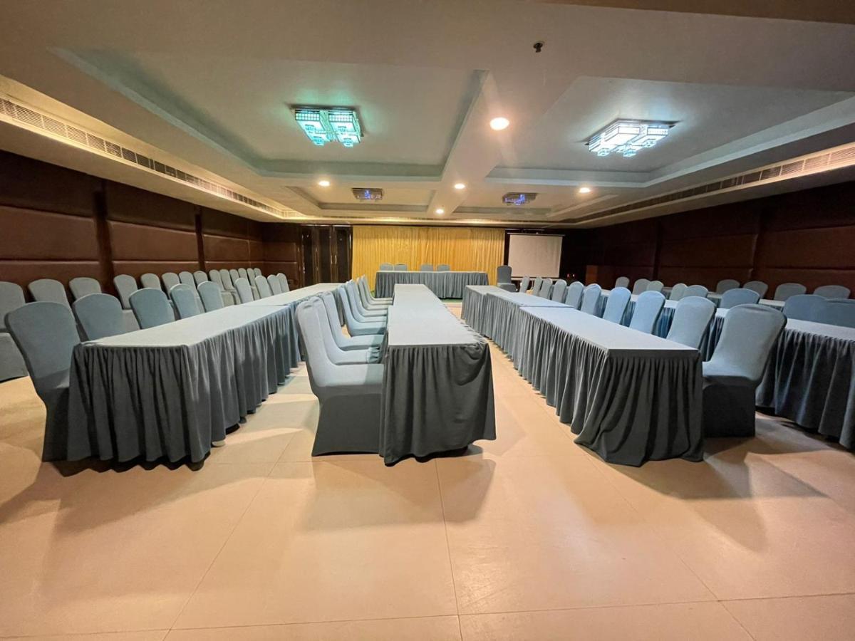 Paradigm Sarovar Portico Kākināda Buitenkant foto