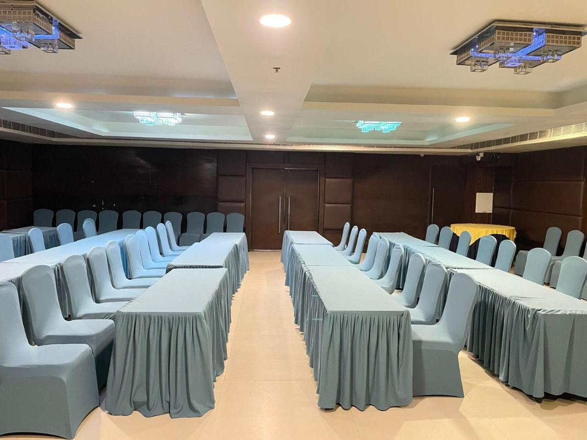 Paradigm Sarovar Portico Kākināda Buitenkant foto