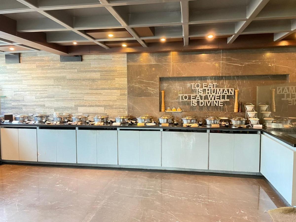 Paradigm Sarovar Portico Kākināda Buitenkant foto