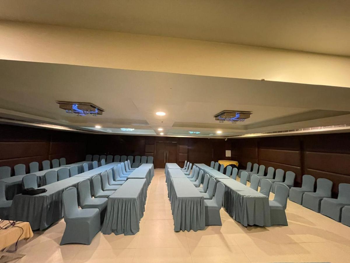 Paradigm Sarovar Portico Kākināda Buitenkant foto